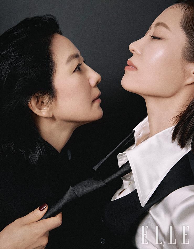 김희애가 입은 재킷은 Louis Vuitton. 문소리가 입은 화이트 셔츠와 베스트, 타이는 모두 Dolce & Gabbana.