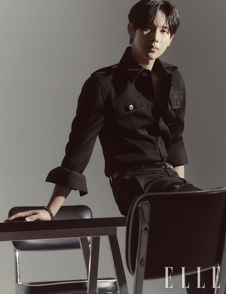 블랙 재킷과 팬츠, 트라이앵글 모티프의 벨트는 모두 Bottega Veneta. 블랙 레더 브레이슬렛과 실버 브레이슬렛은 모두 Emporio Armani by Fossil Korea.