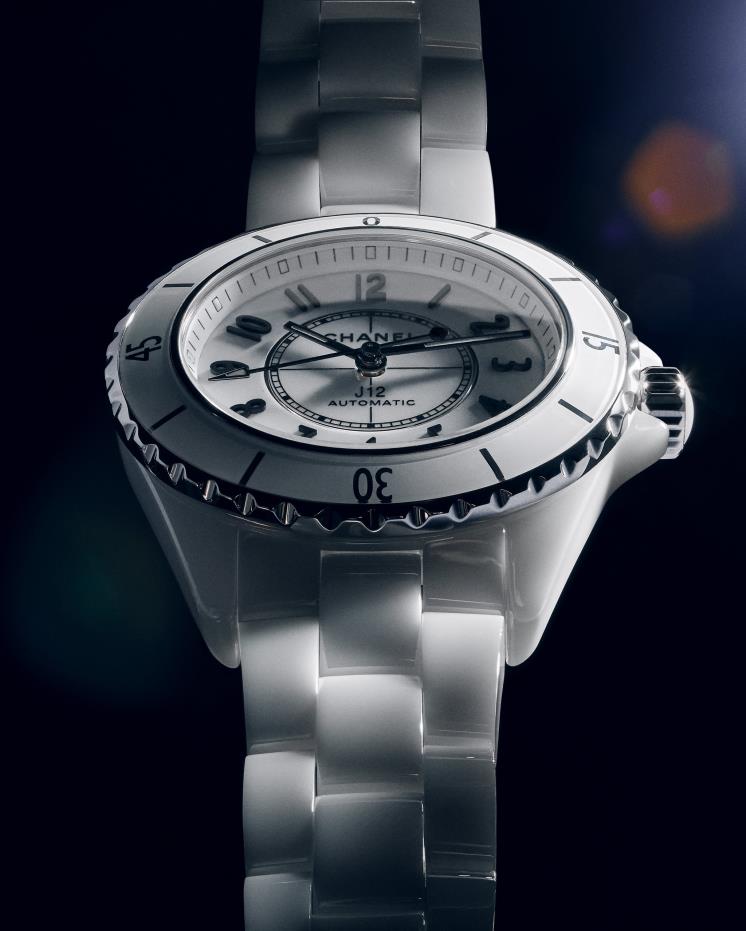 샤넬 셀프 와인딩 칼리버 12.2를 장착한 샤넬 최초의 J12 33mm. 셀프 와인딩 무브먼트로, 샤넬 공동 소유의 스위스 케니시 매뉴팩처(Kenissi)가 제작했다.