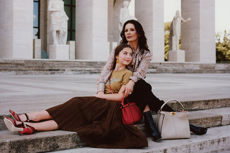 펜디의 로마 본사 팔라초 델라 시빌타 이탈리아나에서 행복한 시간을 보낸 모녀.