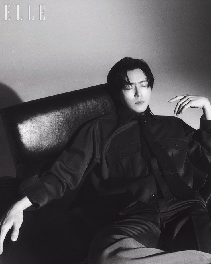 셔츠와 팬츠, 타이, 로퍼는 모두 Bottega Veneta.