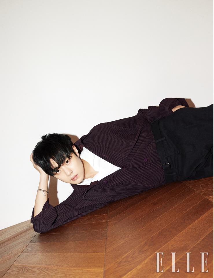 화이트와 버건디 컬러의 더블 니트는 Issey Miyake Homme Plissé. 블랙 버클 슬랙스는 스타일리스트 소장품. 체인 브레이슬렛은 Hyères Lor.