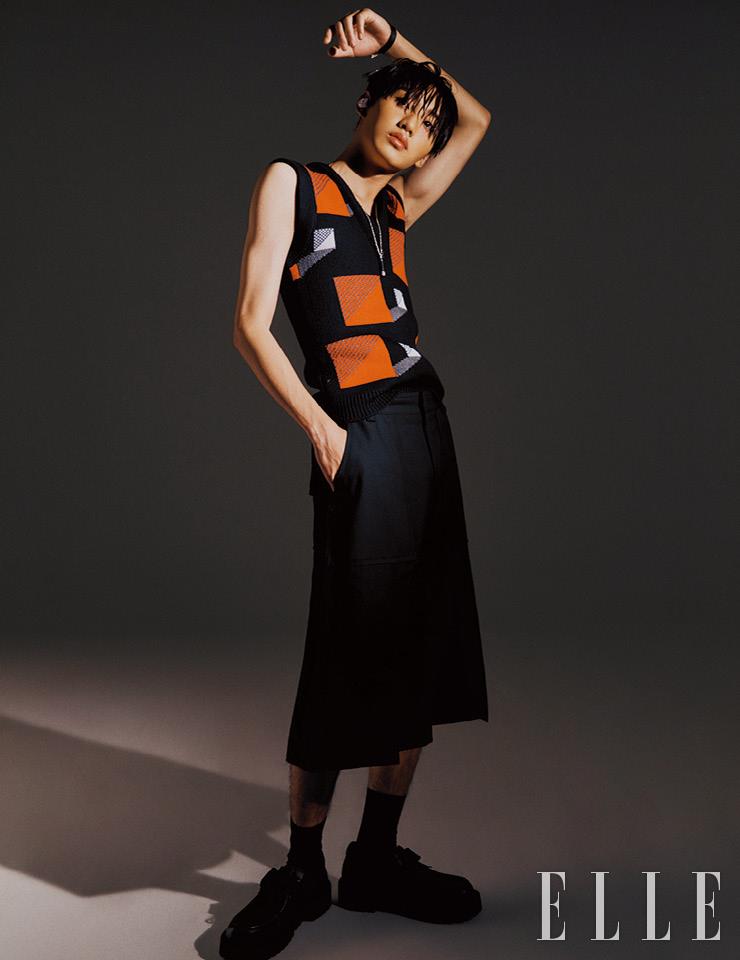 체크 패턴의 베스트는 가격 미정, Prada. 와이어리스 이어폰은 1백49만원, 체인 장식의 가죽 브레이슬렛은 70만원, 실버 네크리스는 70만원, 모두 Louis Vuitton. 와이드 버뮤다 팬츠는 가격 미정, Wooyoungmi. 버클 장식의 더비 슈즈는 1백7만원, Valentino Garavani. 양말은 에디터 소장품. 