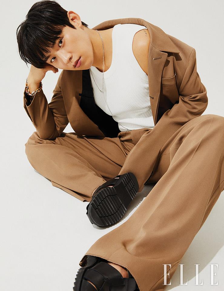 브라운 수트는 Berluti. 피셔맨 샌들은 Unipair. 실버 롱 네크리스는 Ille Lan. 체인 브레이슬렛은 Dior Men.