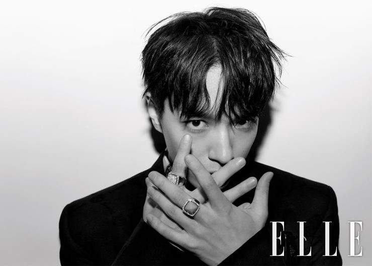 수트는 Berluti. 커다란 원석이 장식된 링은 모두 Fred.