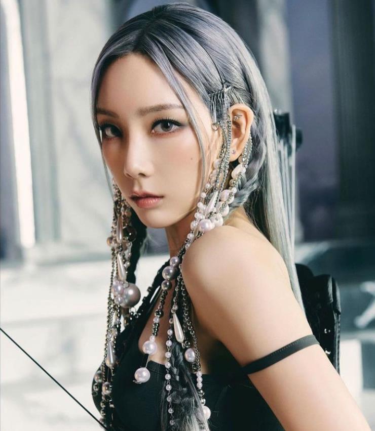 태연 <INVU> M/V 에서 착용한 카우기의 'Pearl drop headpiece'