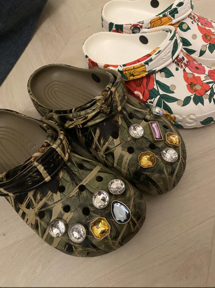클래식 리얼트리&reg; V2은 6만4900원, 지비츠&trade;참은 개당 5천원 by Crocs