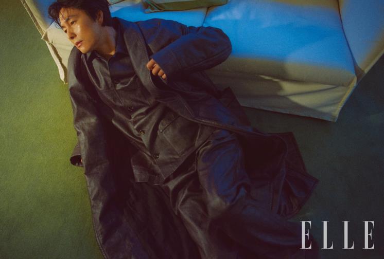 정우성이 입은 아우터와 팬츠는 모두 Bottega Veneta.