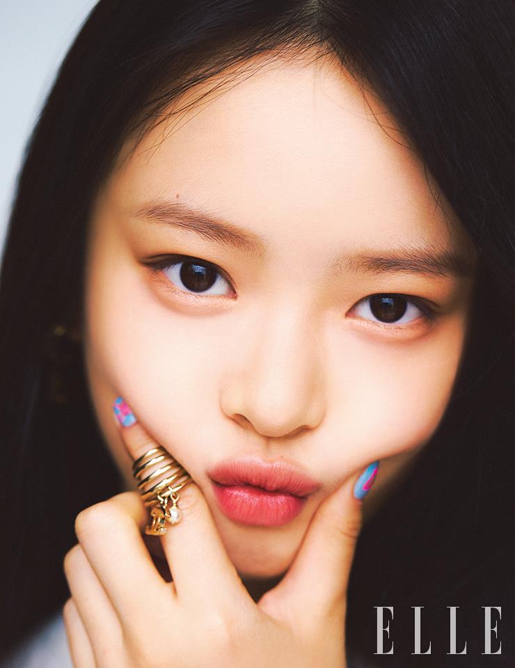 레 베쥬 헬시 글로우 내추럴 아이섀도우 팔레트, 웜의 은은한 살몬 섀도로 하니의 사랑스러운 눈매를 강조하고 루쥬 알뤼르 렉스트레, 824호를 발라 웜 톤 피부에 어울리는 로즈우드빛으로 입술을 물들였다. 사용 제품은 모두 Chanel.