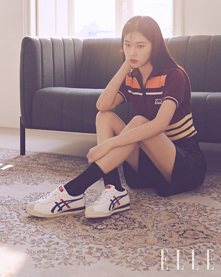 매끄러운 가죽을 사용한 것은 물론 대조적인 색의 스트라이프가 포인트인 LIMBER UP NM은 Onitsuka Tiger. 니트톱은 Onitsuka Tiger. 팬츠와 삭스는 스타일리스트 소장품.