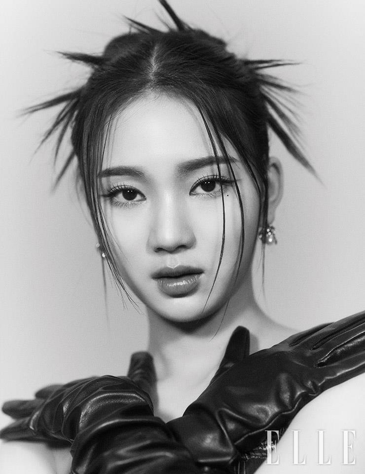 레더 글러브는 Bell & Nouveau. 진주 장식이 달린 실버 이어링은 Lazydawn.