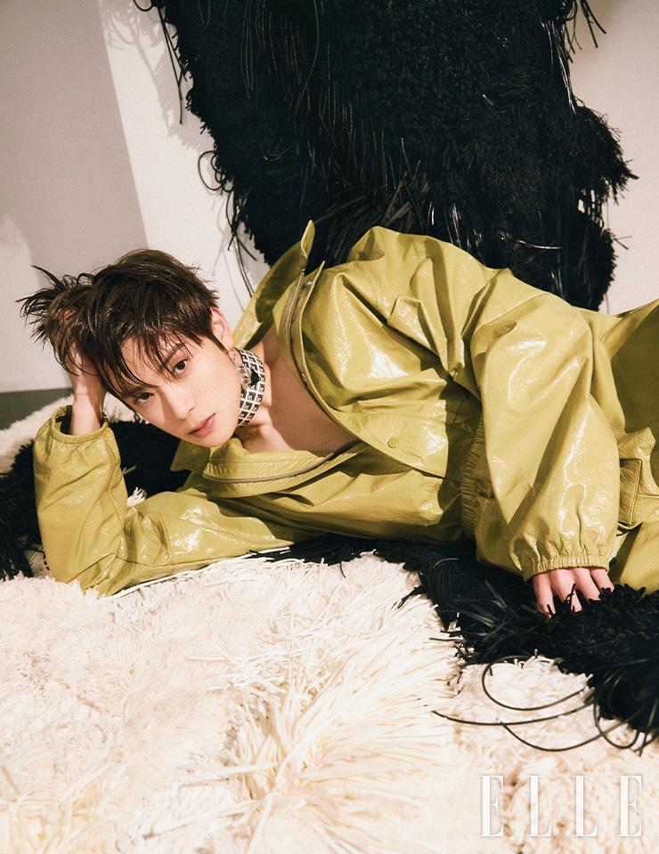 샤이니한 레더 재킷과 팬츠, 로봇 모티프의 이어링, 기하학 패턴의 초커는 모두 Prada.