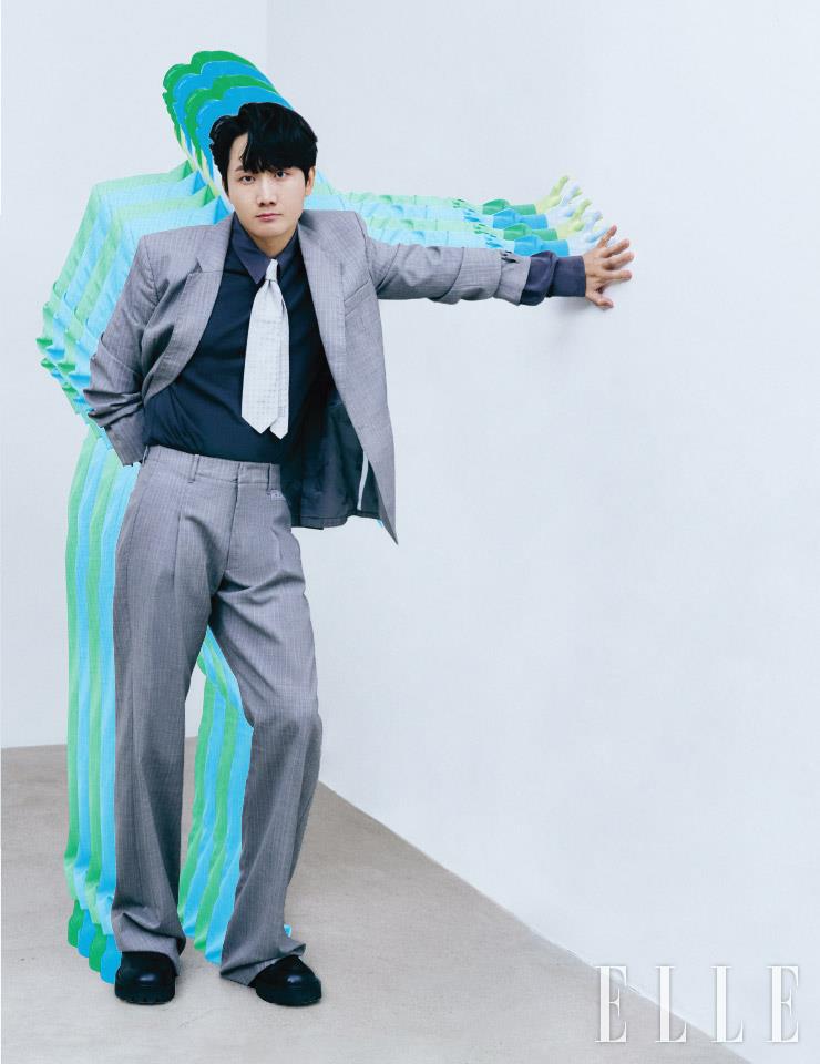 이용진이 입은 그레이 자켓과 팬츠는 Off-white&trade;. 셔츠와 패턴 타이는 스타일리스트 소장품, 슈즈는 Yowe. 