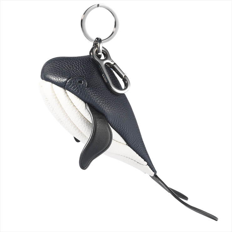 고래 모양의 키 링은 62만원, Loewe.