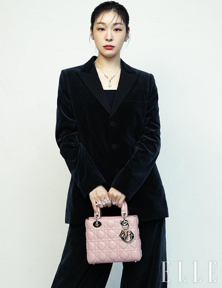 Y 라인 실루엣의 화이트골드 ‘로즈 디올 바가텔’ 네크리스와 싱글 이어링, 양손에 낀 다이아몬드 세팅의 화이트골드 ‘로즈 디올 바가텔’ 링은 모두 Dior Joaillerie. 블랙 벨벳 재킷과 팬츠, 핑크 ‘레이디 디올 마이 ABC 디올’ 백은 모두 Dior.