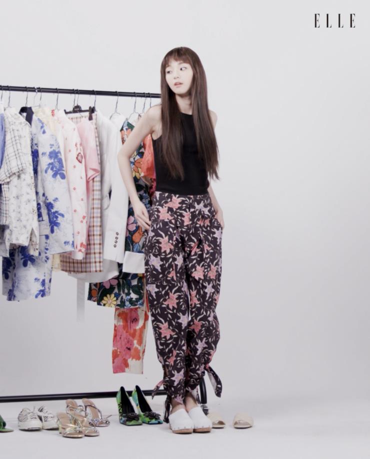 슬리브리스 니트 톱과 클로그 슈즈 The Open Product, 플라워 프린트 팬츠 Isabel Marant.