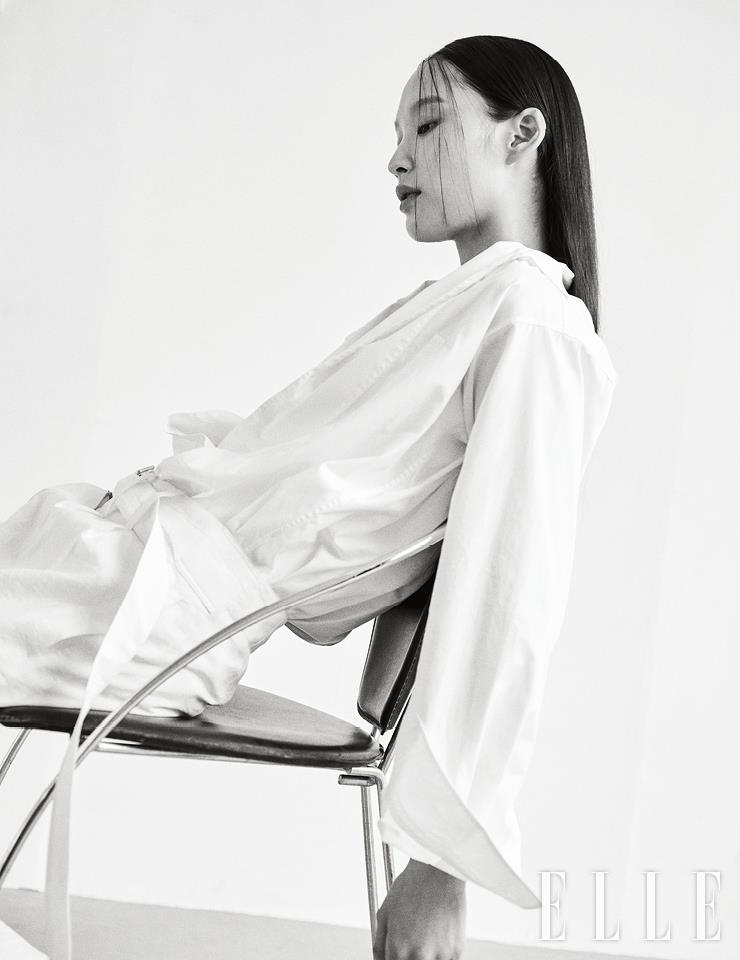 비대칭 칼라가 특징인 화이트 셔츠는 99만원, Loewe. 와이드 팬츠는 가격 미정, Lemaire. 슬리브리스 톱은 에디터 소장품. 