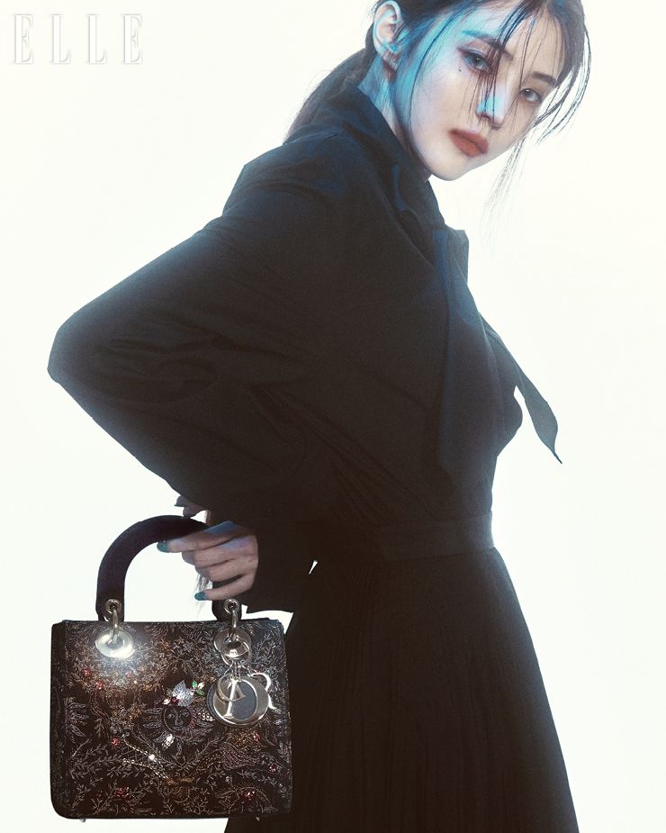 포플린 블라우스와 블랙 스커트, 자수 장식의 ‘레이디 디올(Lady Dior)’ 백은 모두 Dior.