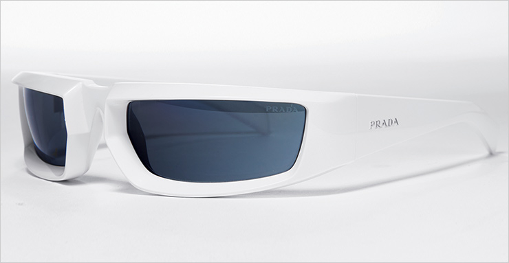 입체적인 화이트 프레임이 돋보이는 선글라스는 49만9천원, Prada by EssilorLuxottica.