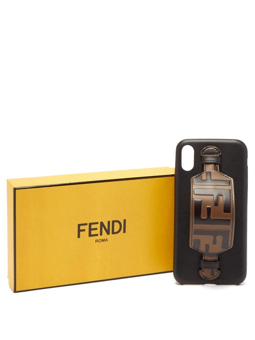 FF 로고 레더소재의 iPhone&reg; X 케이스는 56만3천원, Fendi.