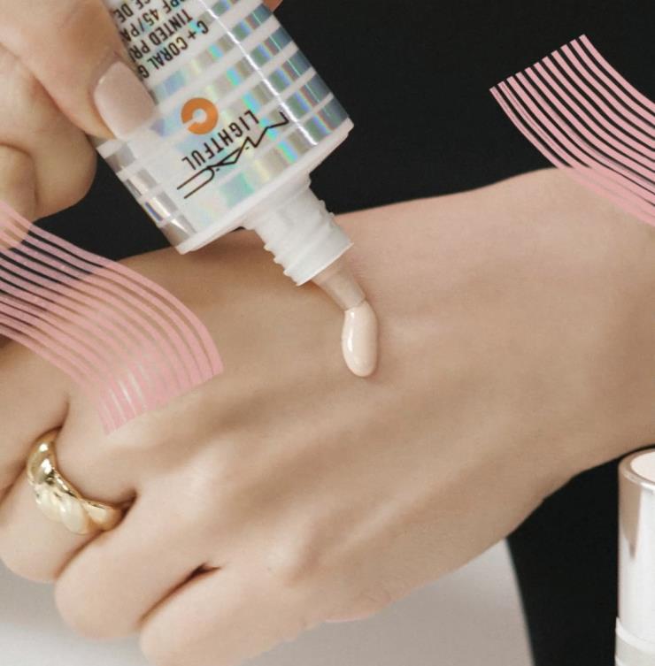 MAC 로즈 톤업 베이스의 워터리 텍스처