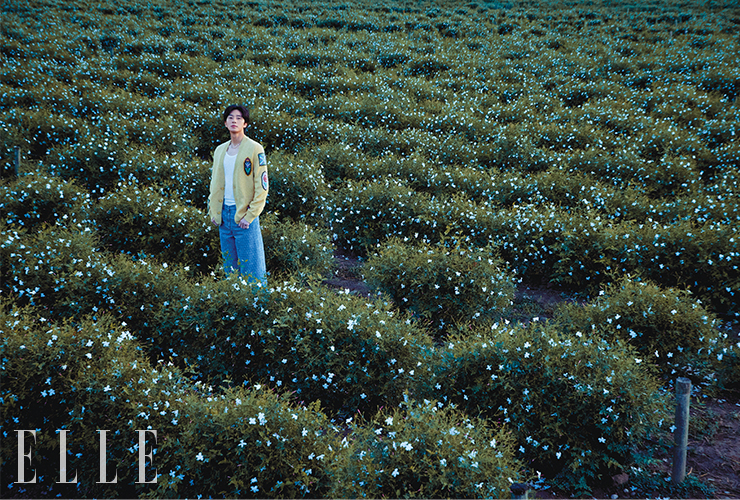 자수 디테일이 가미된 옐로 캐시미어 카디건은 Barrie. 더블 C 로고가 새겨진 데님 팬츠와 펄 네크리스는 모두 Chanel. 슬리브리스 티셔츠는 스타일리스트 소장품.