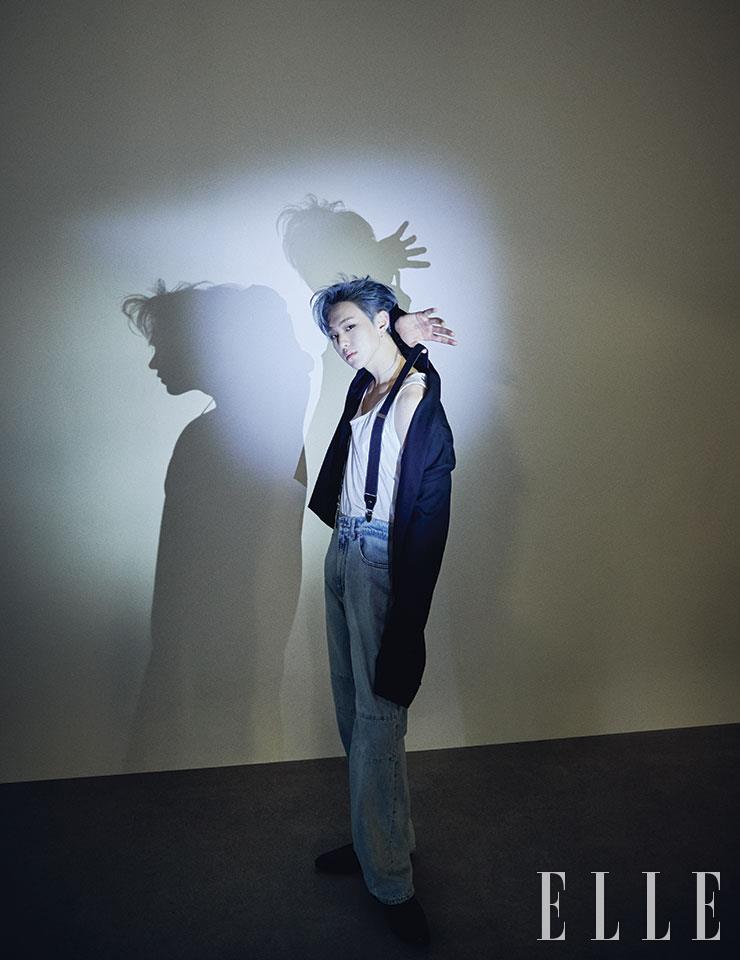 블랙 재킷은 Lemaire. 화이트 슬리브리스 톱은 H&M. 데님 팬츠는 Our Legacy by Beaker. 앵클부츠는 Toga Pulla. 이어 커프는 Wooyoungmi. 서스펜더는 스타일리스트 소장품.