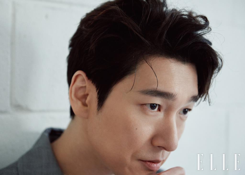 조승우가 입은 그레이 트렌치코트는 Emporio Armani.