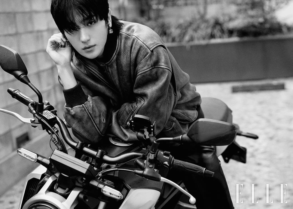 레더 블루종은 Celine Homme by Hedi Slimane. 골드 네크리스는 Cartier. 이어링은 Dolce & Gabbana.