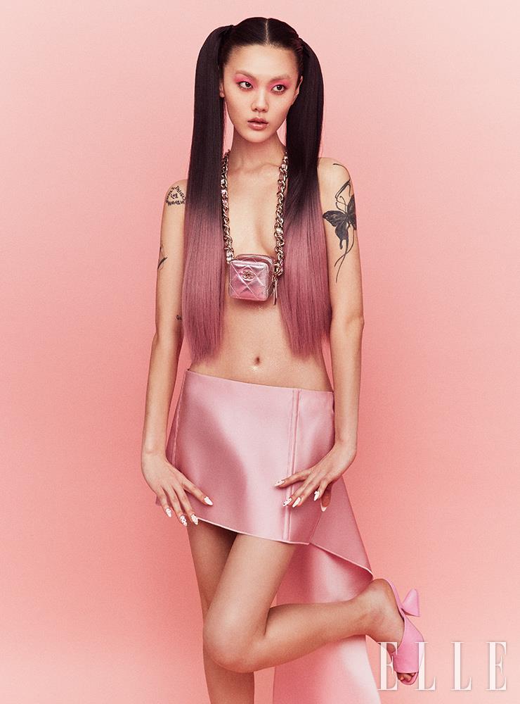 트레인을 더한 새틴 미니스커트는 가격 미정, Prada. 메탈릭한 큐브 모양의 체인 백은 가격 미정, Chanel. 스웨이드 뮬은 가격 미정, Salvatore Ferragamo.