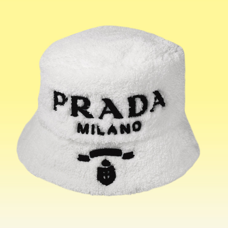 테리 소재에 볼드한 로고 장식을 더했다. 가격 미정, Prada.