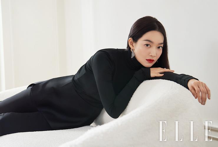 스킨케어 성분이 함유돼 피부에 수분을 가득 채워주는 프리즘 리브르 글로우 파운데이션을 전체적으로 얇게 바르고, 스킨 퍼펙토 컴팩트 크림을 얼굴 가운데 중심으로 덧발라 광채와 윤기를 더한다. 파스텔처럼 은은한 색감을 연출하는 프리즘 리브르 블러쉬, N2 타프타 로제로 광대뼈의 윤곽을 잡아준 뒤 로즈 퍼펙토 리퀴드 립밤, N37 루즈 그레네를 풀 립으로 매치해 유리알처럼 맑고 투명하게 빛나는 레드 립을 연출한다. 사용 제품은 모두 Givenchy Beauty.