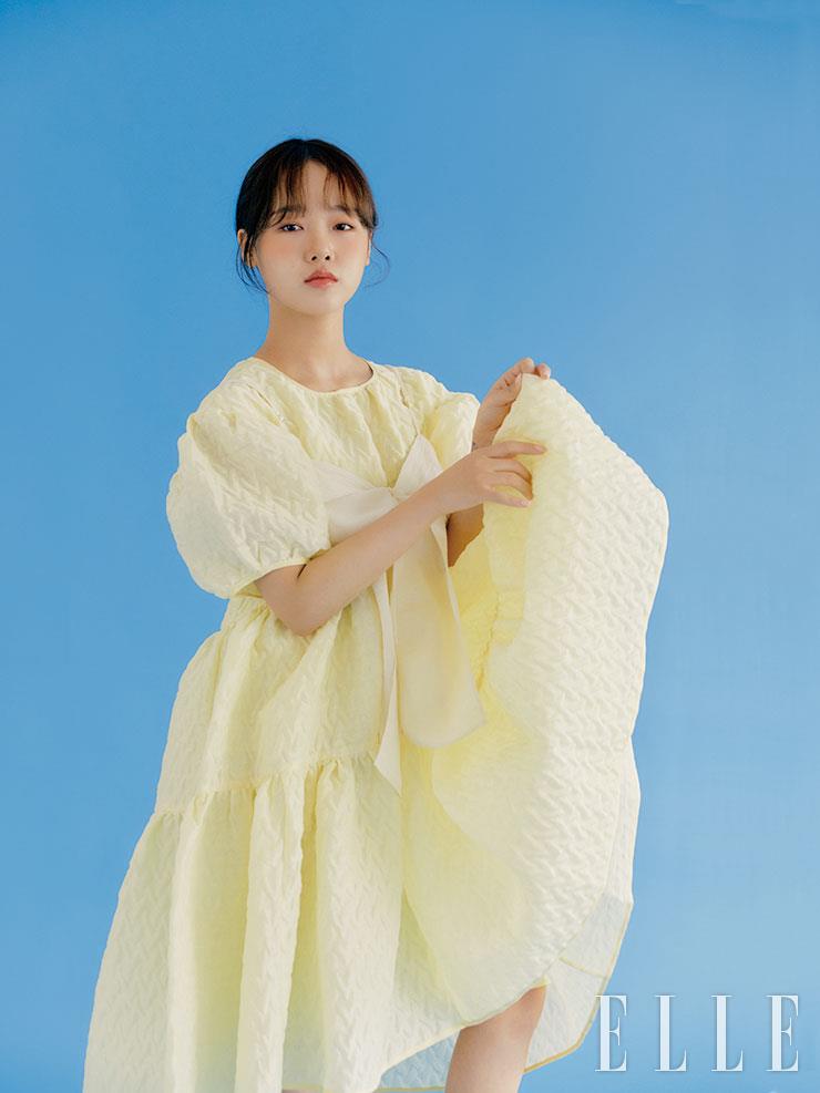 옐로 리넨 블렌드 클로케 드레스는 Cecilie bahnsen by Boontheshop. 아이보리 캐미솔은 Eenk. 