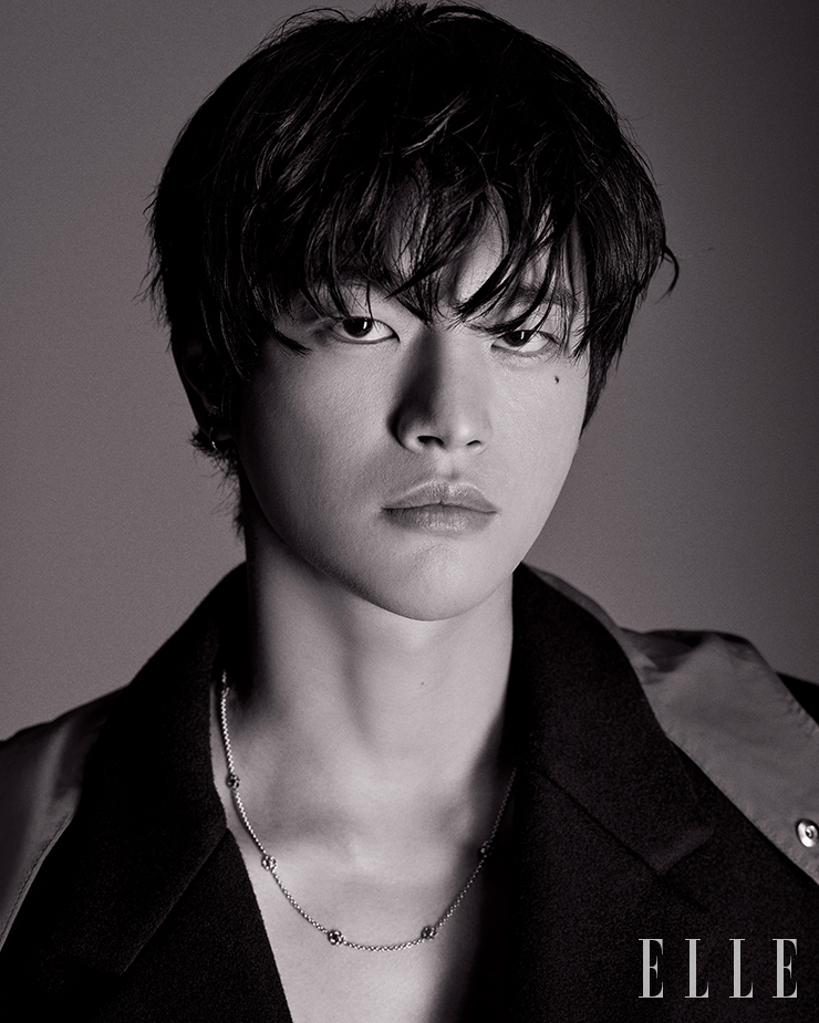 후디드 재킷은 Ferragamo. 네크리스는 Buccellati. 