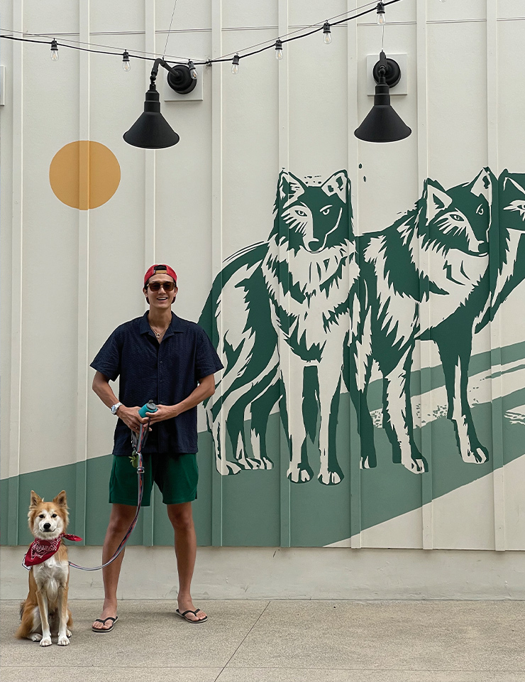 캘리포니아 남쪽 끝 샌디에이고의 델 마르(Del Mar) 지역의 ‘Wolf Pack’ 벽화 앞에 선 이기우와 테디.