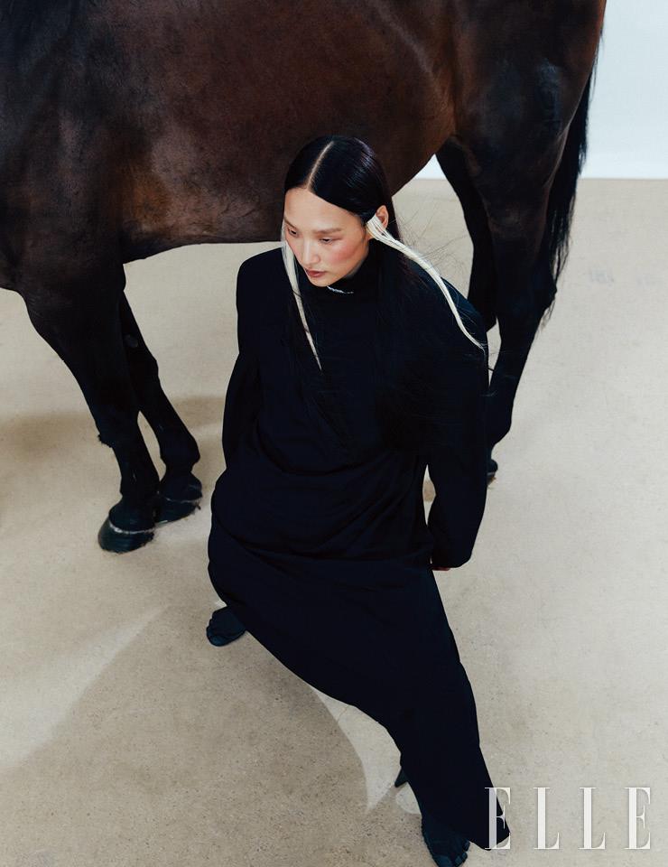 터틀넥 맥시 드레스와 스포티한 아웃 솔이 돋보이는 ‘비브람’ 부티는 모두 Balenciaga.
