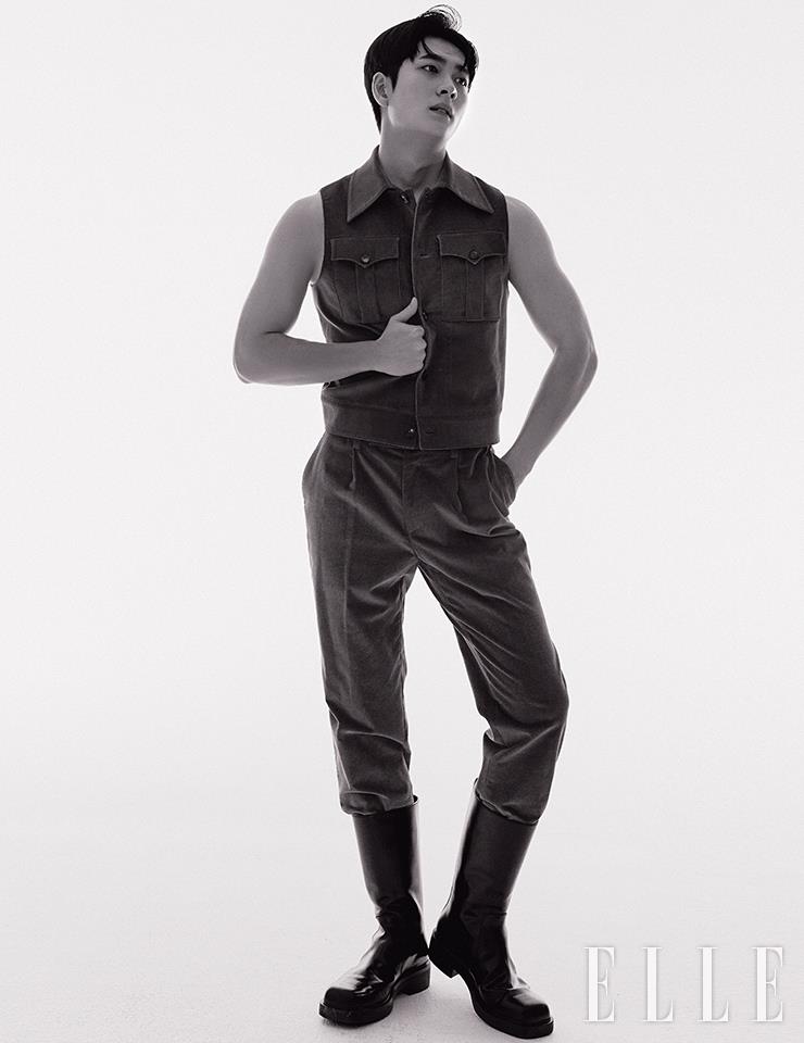 베스트와 팬츠는 모두 Jaybaek Couture. 부츠는 Prada.