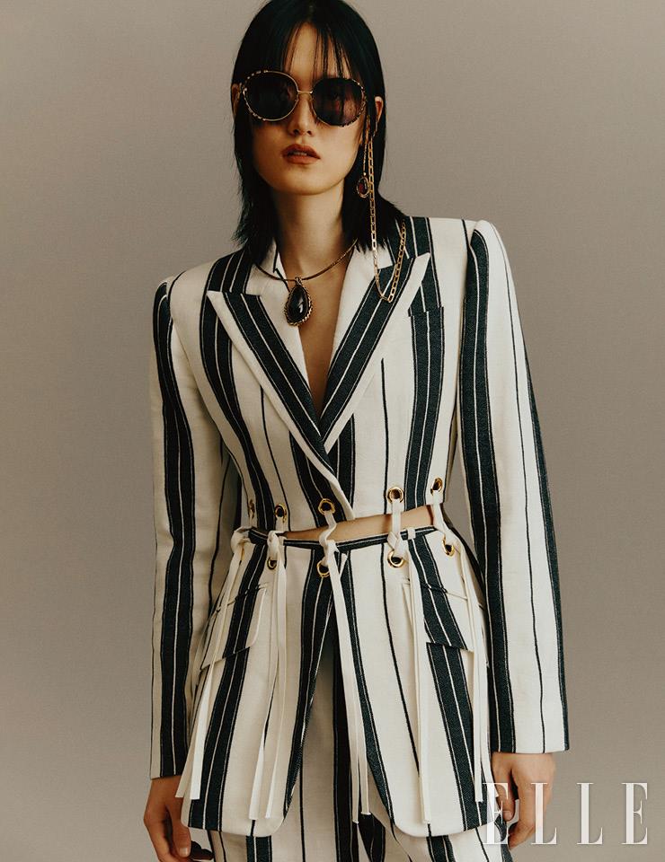 70년대 무드의 선글라스는 58만원, Gucci. 로고 장식의 선글라스 체인은 77만원, Fendi. 비대칭 이어링은 93만5천원, 가넷 스톤 펜던트의 초커는 85만원, 스트라이프 패턴의 재킷은 4백29만원, 팬츠는 1백56만원, 모두 Alexander McQueen.