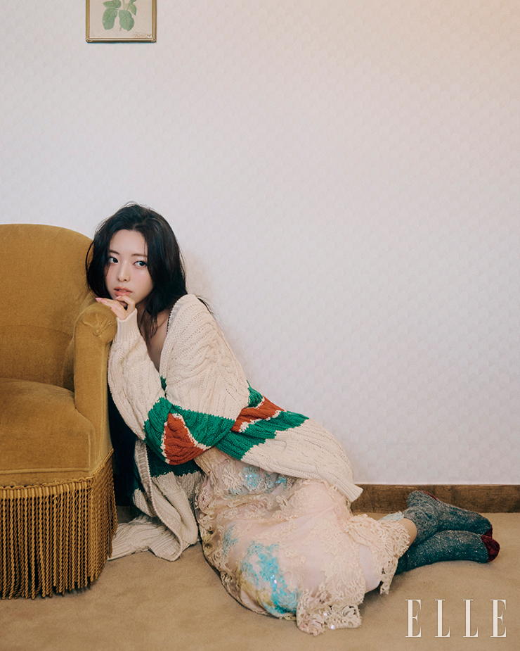 니트 카디건과 톱, 레이스 스커트는 모두 Gucci. 삭스는 스타일리스트 소장품.