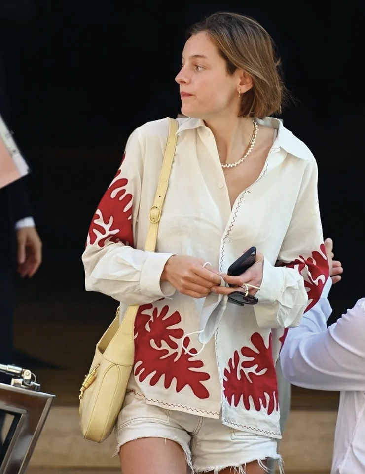 사랑스러운 옐로 재키 백을 일상에서 즐기는 엠마 코린.