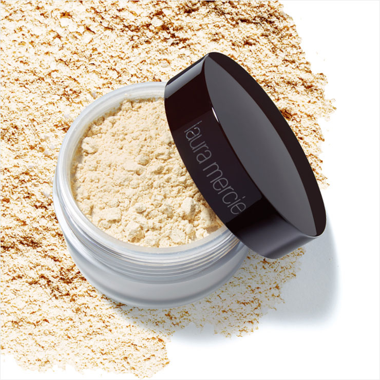 루스 세팅 파우더, 5만6천원대, Laura Mercier. 피그먼트를 쓰지 않은 진정한 ‘반투명’ 파우더 입자가 투명하고 보송한 피부를 연출하면서도 본연의 윤기를 유지해 준다. 겉은 벨벳 같지만 글리세린, 소이빈 등의 성분 덕에 피부 속이 촉촉하다.