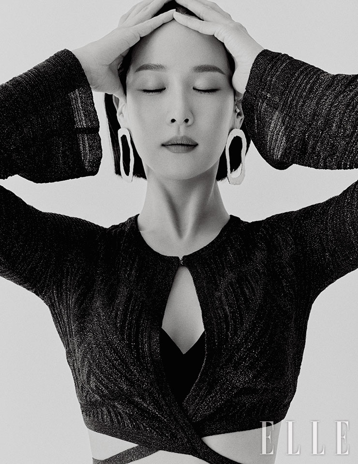 니트 톱은 M Missoni. 이어링은 Goiu.