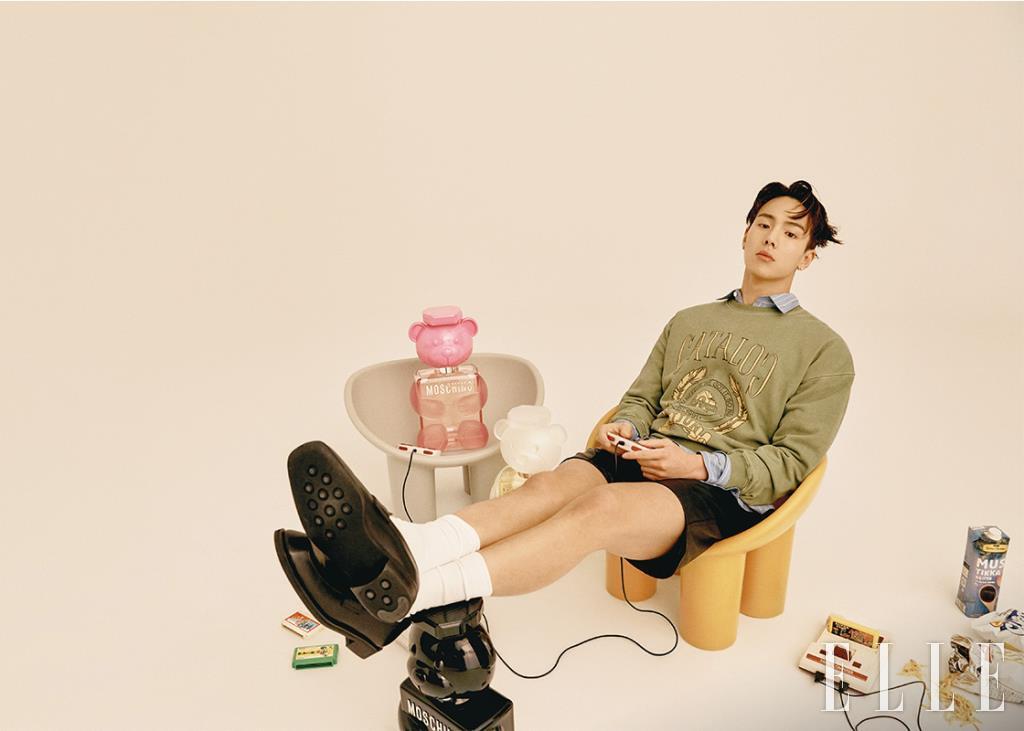 모스키노의 아이콘 ‘테디 베어’를 형상화한 향수 컬렉션에 새로 추가된 ‘핑크 곰돌이’. 달큰한 풍선껌 향에 오렌지와 복숭아가 어우러져 긍정적인 바이브를 전달하는 모스키노 토이2 버블검. 가볍고 프레시한 향을 찾는다면 ‘화이트 곰돌이’가 정답. 매그놀리아, 재스민 등의 여성스러운 플로럴 노트에 만다린, 그래니스미스 사과 등 상큼한 노트를 더한 모스키노 토이2. 모스키노를 사랑하는 남성들을 위한 ‘블랙 곰돌이’. 스파이시한 톱 노트에 꽃과 우드 향이 더해져 포근하면서도 에너제틱한 ‘츤데레’ 매력을 뽐낼 수 있는 모스키노 토이 보이. 모두 Moschino. 그린 컬러 맨투맨 티셔츠는 Kijun. 이너 웨어로 레이어드한 스트라이프 셔츠는 Ader Error. 블랙 레더 쇼츠는 51Percent. 슈즈는 Lostgarden. 