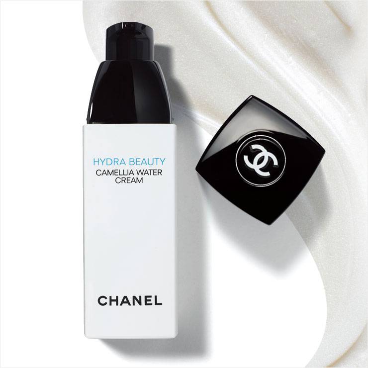 이드라 뷰티 까멜리아 워터 크림, 8만9천원, Chanel. 피부 속은 상쾌한 수분으로 채우고, 피부 겉에는 은은한 진줏빛 막을 형성해 더운 여름에 걸맞게 자연스러운 수분 광채를 연출한다. 