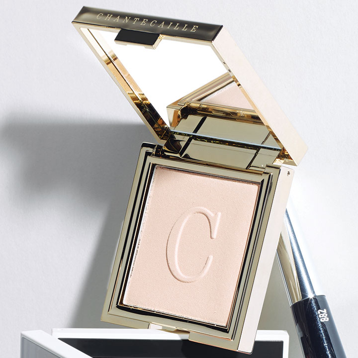 브러시를 사용해 볼과 콧등, 눈썹 뼈에 살짝 쓸어주면 빛을 머금은 듯 우아한 광채를 연출해 준다. 바람에 날리는 금가루 패턴의 로즈골드 케이스가 소장 가치를 더해준다. 에끌라 두, 12만9천원, Chantecaille.