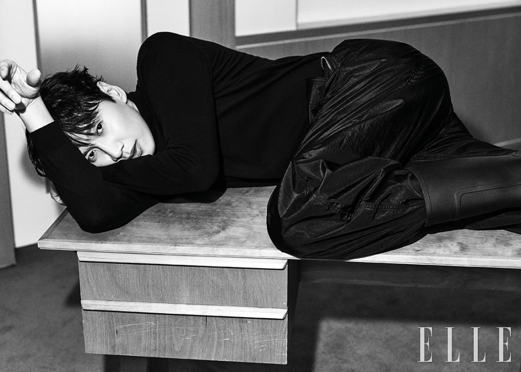 트랙 팬츠는 Julius by Galleria g.street4 94 Homme. 부츠는 Salvatore Ferragamo. 터틀넥은 스타일리스트 소장품. 