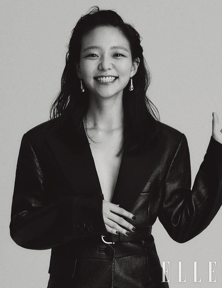 레더 재킷과 스커트는 모두 Miu Miu.