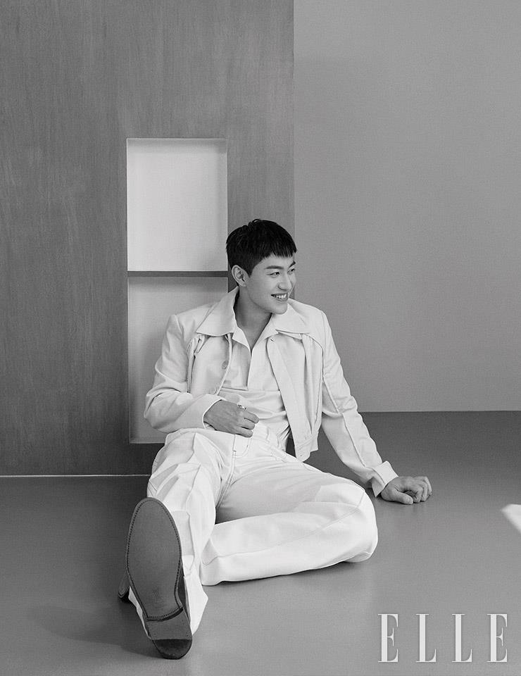 재킷과 셔츠, 팬츠는 모두 Nueque. 로퍼는 스타일리스트 소장품. 링은 Portrait Report.