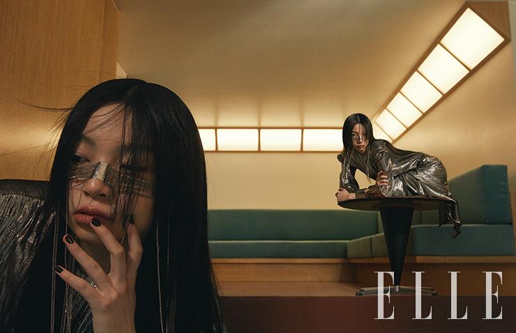 메탈릭 이브닝드레스와 메탈 이어 커프는 모두 Gucci.