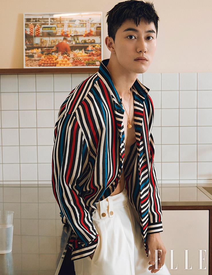 스트라이프 패턴의 셔츠는 Saint Laurent by Anthony Vaccarello. 버뮤다 팬츠는 스타일리스트 소장품. 파인애플 펜던트가 달린 네크리스는 Recto.